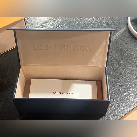 Louis Vuitton sunglasses/ glasses case, box and shopping bag - Picture 4 of 4